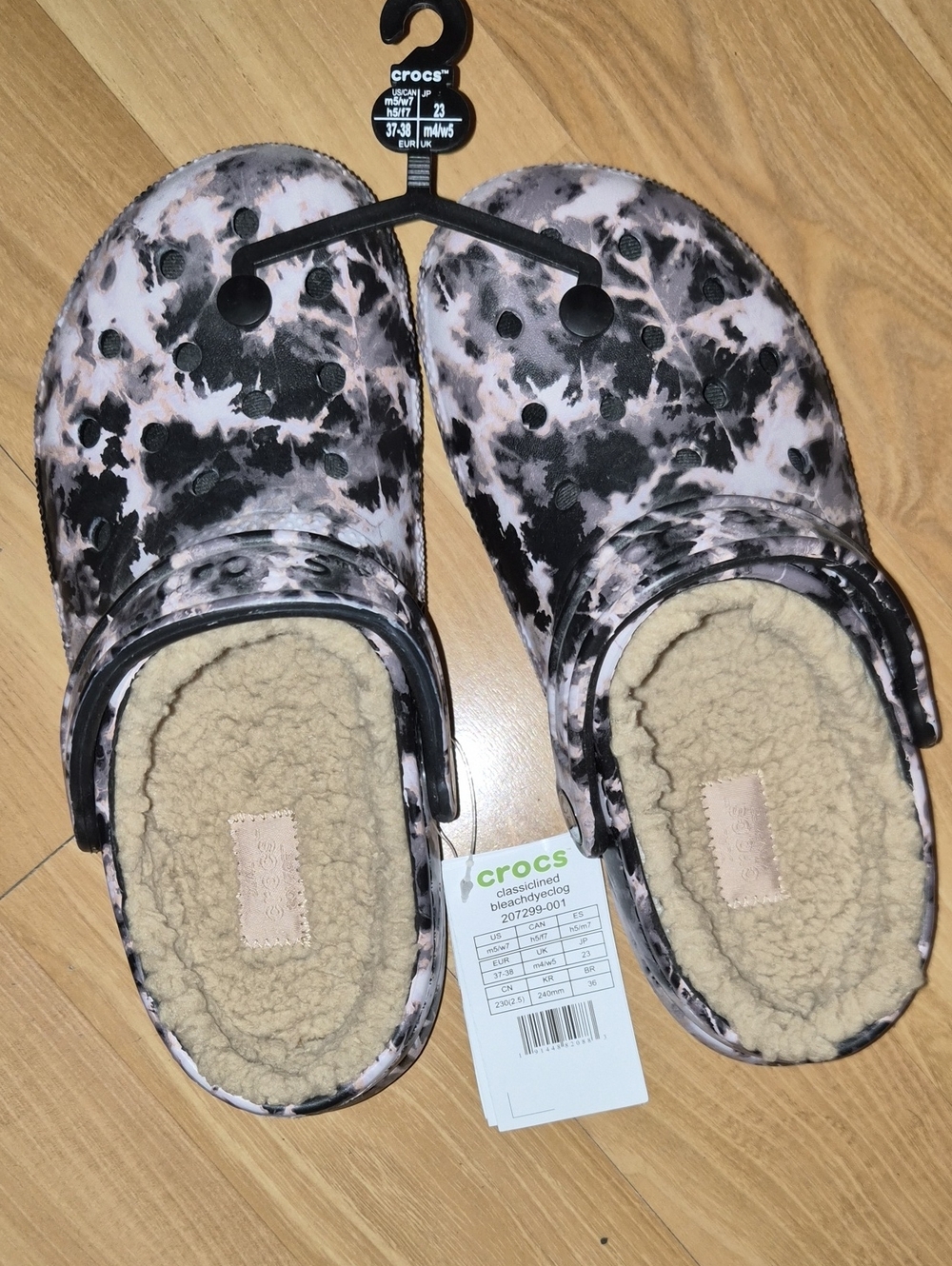 CROCS nwt size 7 womens